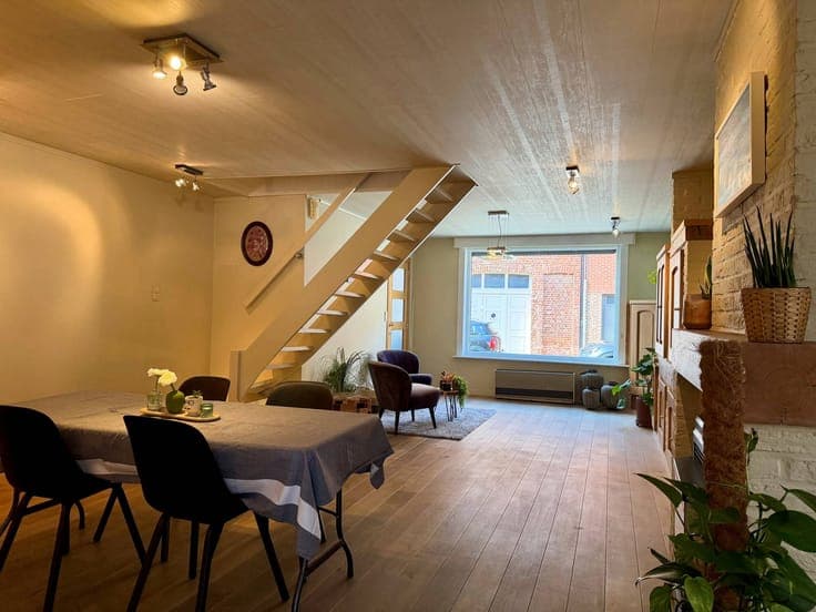 Family home with 1821m² plot and double garage
