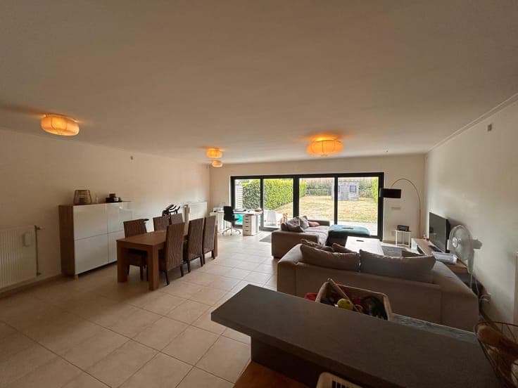 Ruime woning met 3 slaapkamers, garage en zonnige tuin in...