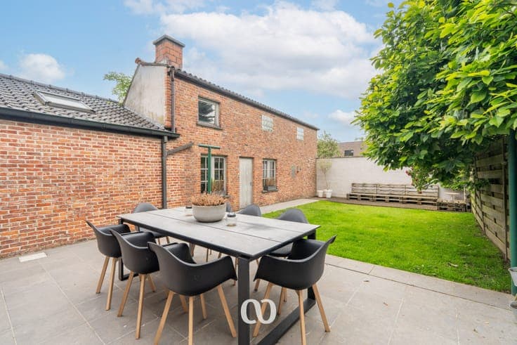 Ready-to-move-in house with garden and outbuilding in the c