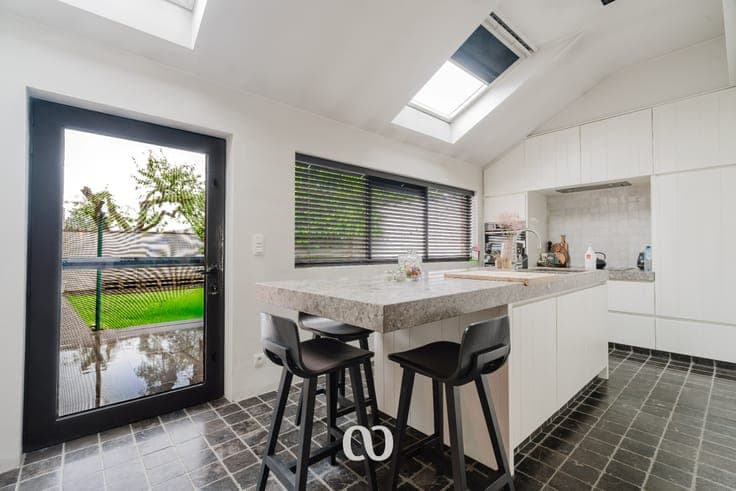 Ready-to-move-in house with garden and outbuilding in the c