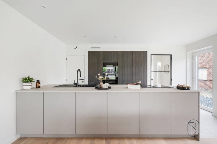 Top-location, high-quality new-build home, stylishly finishe