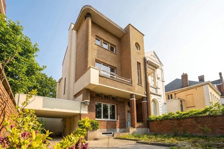 Stunning mansion-style home on the outskirts of the city