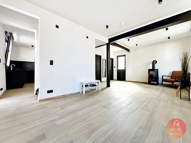 4 façades, 2 CH, garages, remis à neuf, terrasse, jardin.