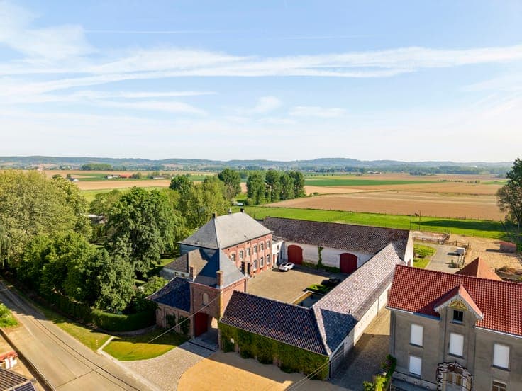 Exclusive rural square farmhouse in Arc-Wattripont
