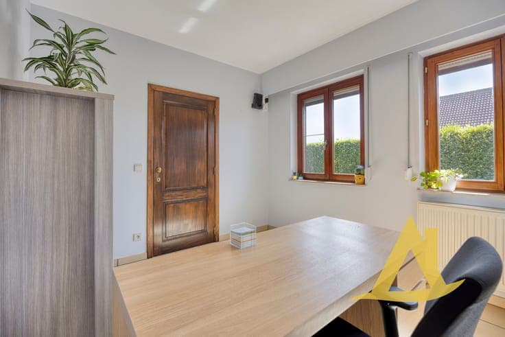 RUSTIG GELEGEN, INSTAPKLARE WONING MET TUIN RONDOM EN RUI...