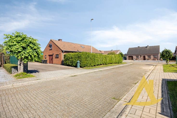 RUSTIG GELEGEN, INSTAPKLARE WONING MET TUIN RONDOM EN RUI...