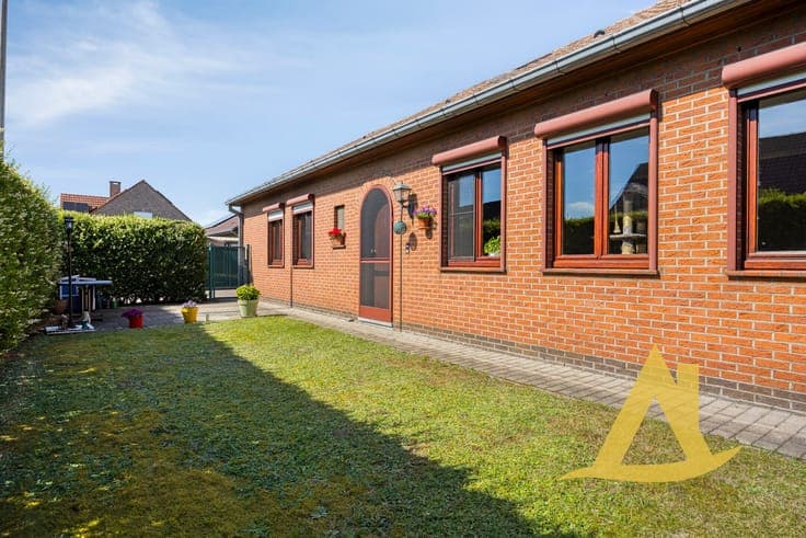 RUSTIG GELEGEN, INSTAPKLARE WONING MET TUIN RONDOM EN RUI...