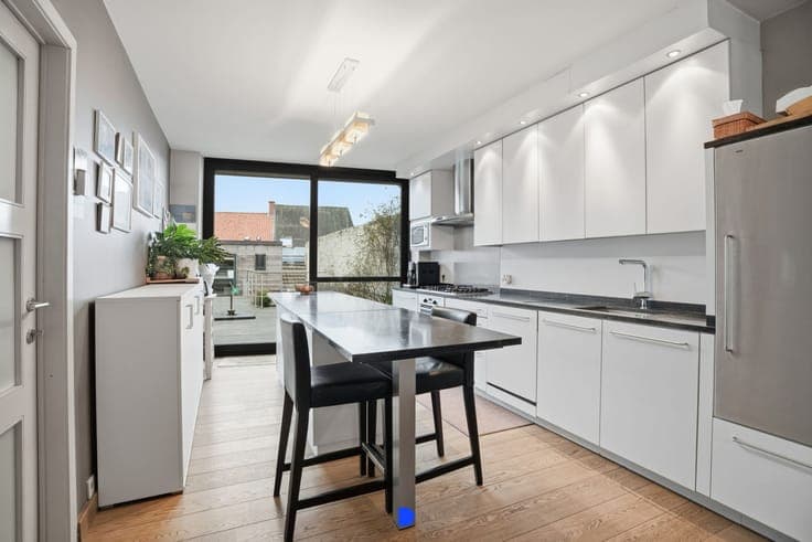 Veelzijdige rijwoning met 2 garages in het centrum van Ti...