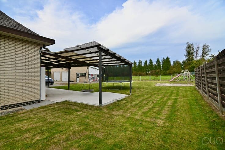 Ruime open bebouwing met veel potentieel (ook als kangoer...