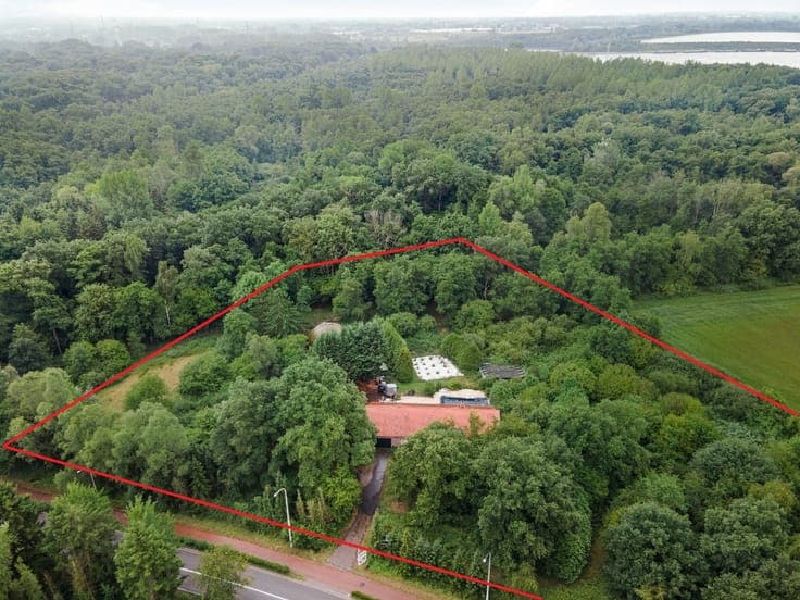 TE RENOVEREN LANDHUIS OP 14.000 m²!