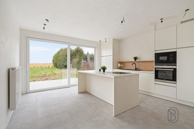 A ready-to-move-in house with a garden and unobstructed view