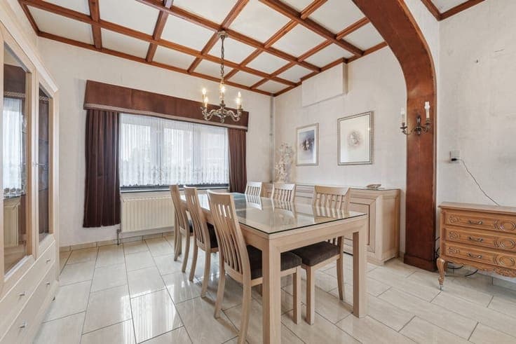 RUIME OPEN BEBOUWING MET 5 SLAAPKAMERS EN 290M² WOONOPPER...