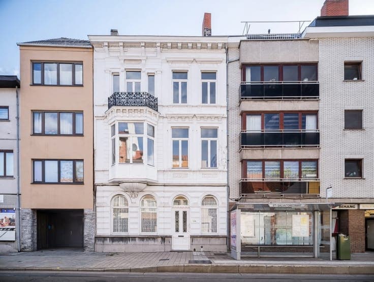 Karaktervolle te renoveren neoclassicistische burgerwoning (