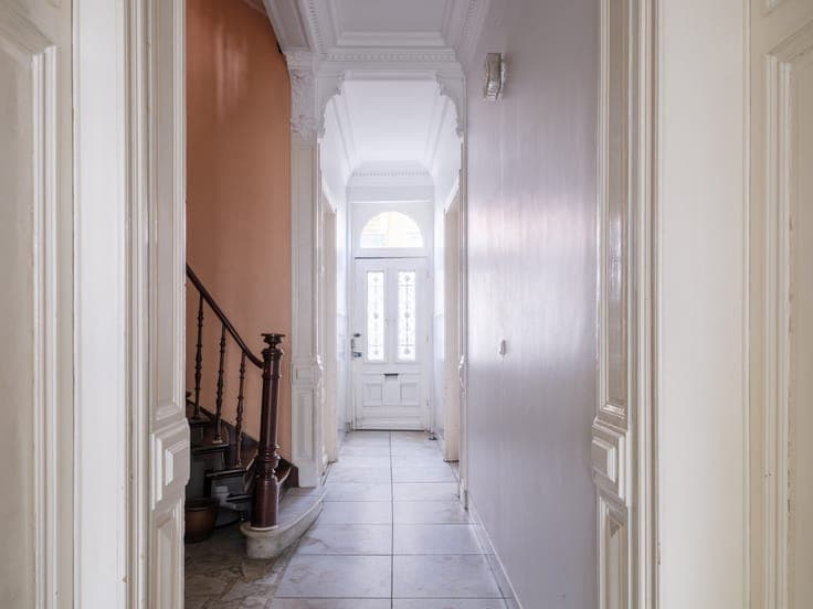 Karaktervolle te renoveren neoclassicistische burgerwoning (