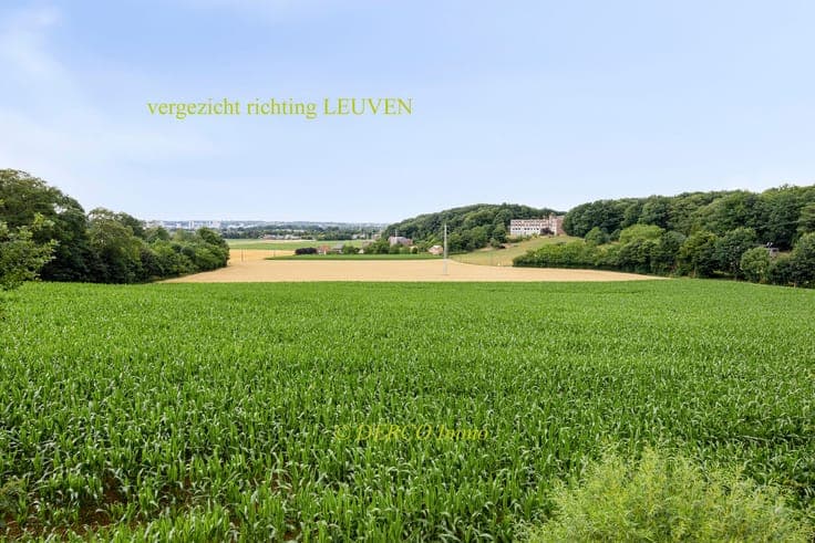 DISCRETE LOCATION at rear, on unique up to 61,000 m2 plot