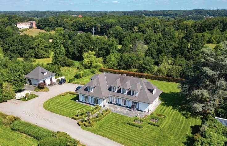 DISCRETE LOCATION at rear, on unique up to 61,000 m2 plot
