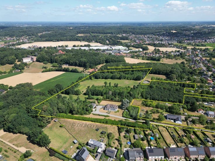 DISCRETE LOCATION at rear, on unique up to 61,000 m2 plot