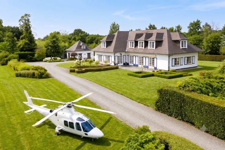 DISCRETE LOCATION at rear, on unique up to 61,000 m2 plot