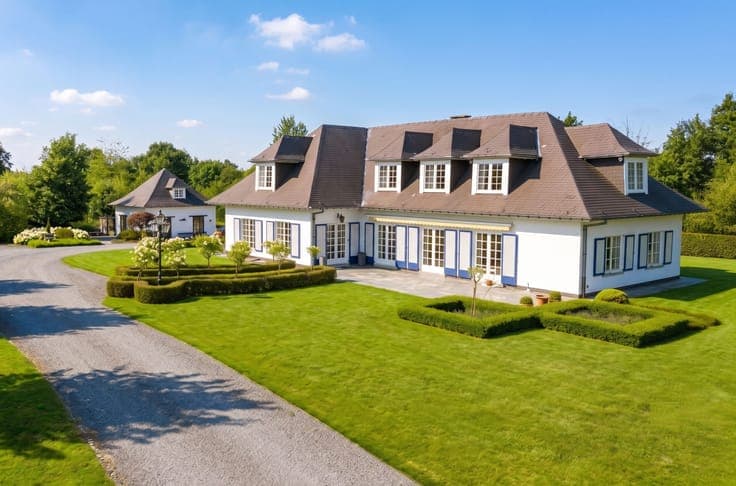 DISCRETE LOCATION at rear, on unique up to 61,000 m2 plot