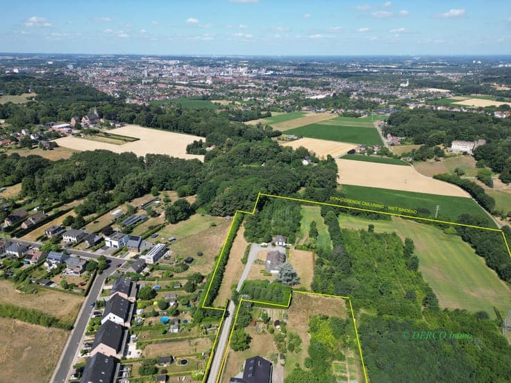 DISCRETE LOCATION at rear, on unique up to 61,000 m2 plot