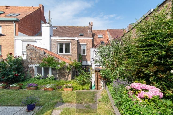 Townhouse with a sunny garden in the historic centre of N...