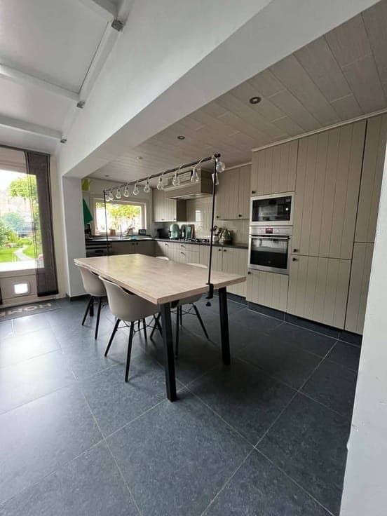 Ready to move in house with double garage and garden