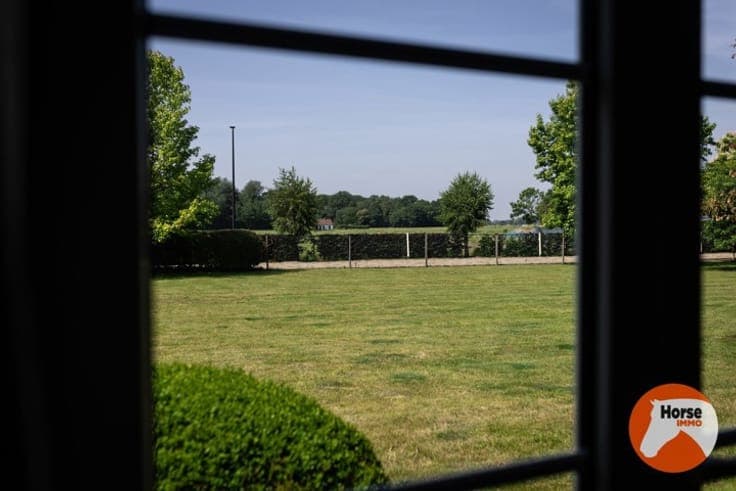 MERELBEKE - Professioneel paardencomplex op 3,35HA