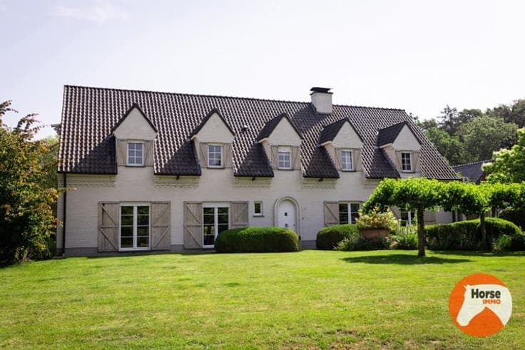 MERELBEKE - Professioneel paardencomplex op 3,35HA