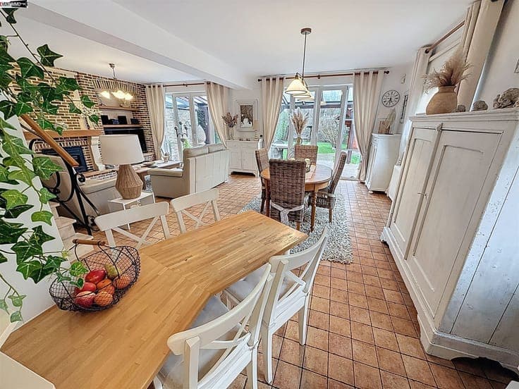 House with 3 facades 304 m², garden 4 ares, PEB C+