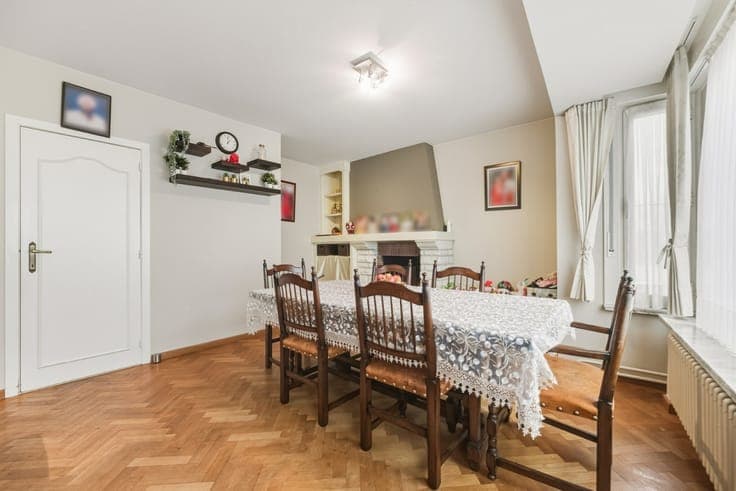 Ready-to-move-in, light-filled split-level house with spaci