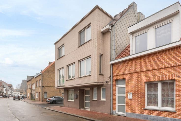 Ready-to-move-in, light-filled split-level house with spaci