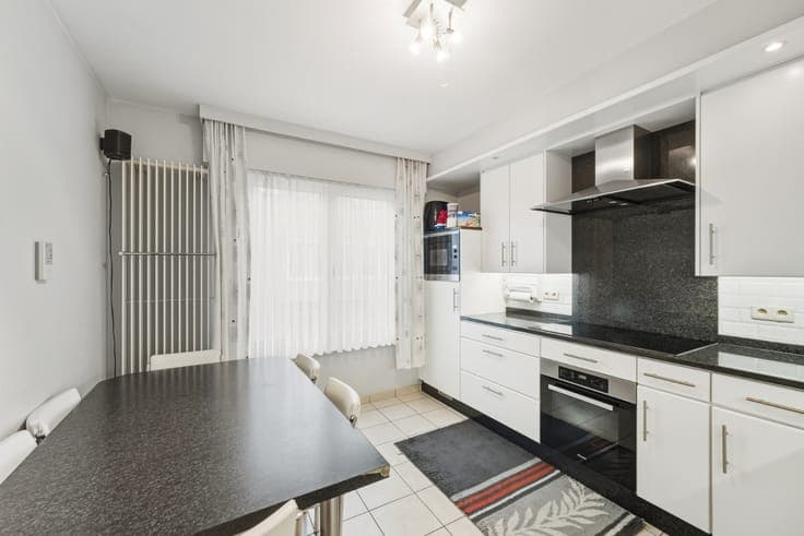 Ready-to-move-in, light-filled split-level house with spaci