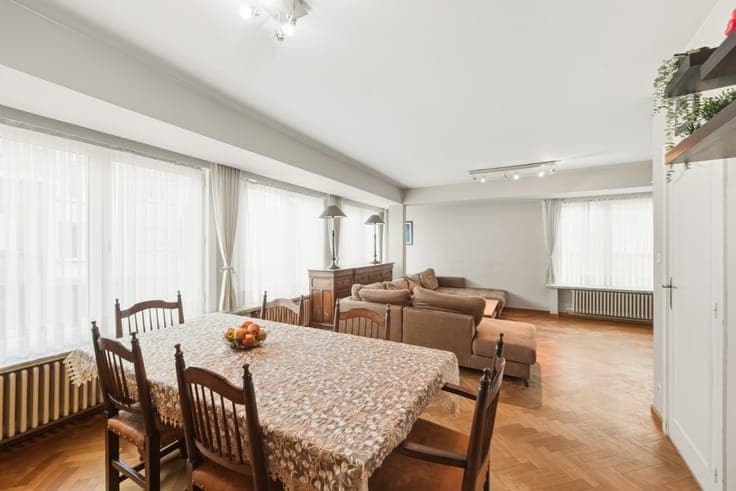 Ready-to-move-in, light-filled split-level house with spaci
