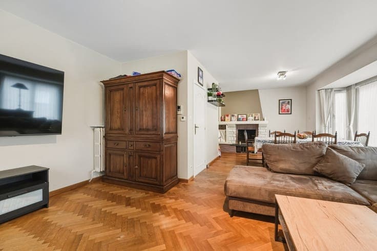Ready-to-move-in, light-filled split-level house with spaci