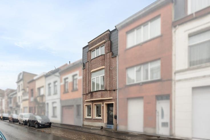 For sale: renovated house with garden in Antwerp