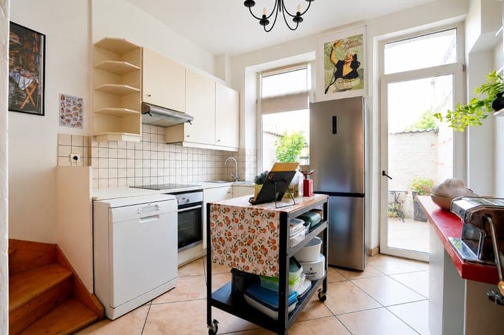 3-BEDROOM HOUSE WITH PRIVATE COURTYARD!
