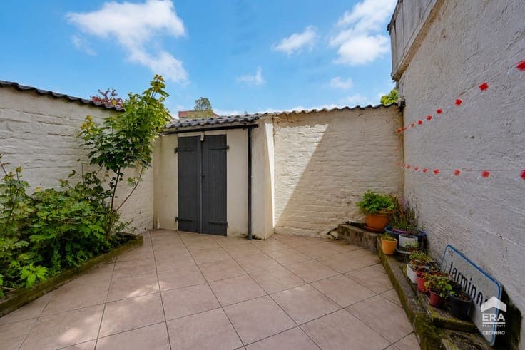 3-BEDROOM HOUSE WITH PRIVATE COURTYARD!