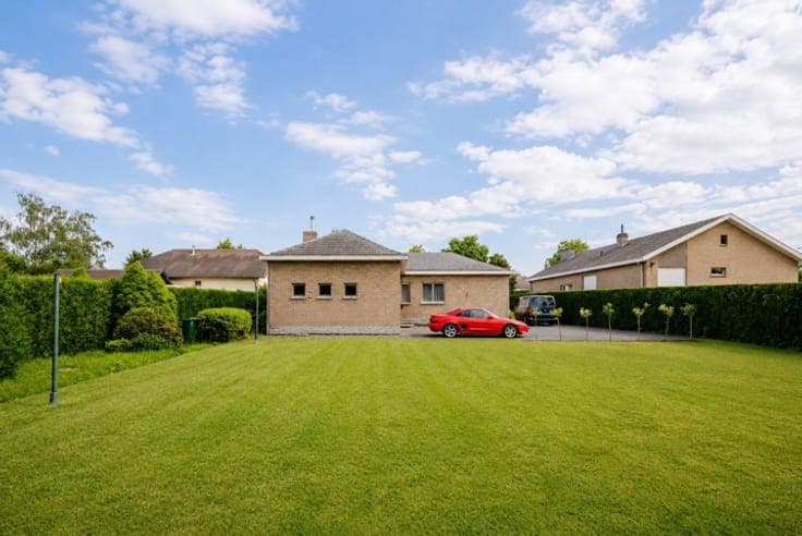 Home with a garden in a exclusive neighborhood in Merelbeke