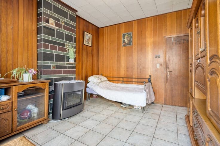 Te renoveren woning met tuin en garage achteraan