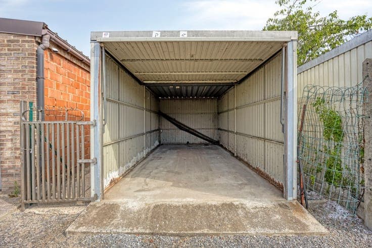 Te renoveren woning met tuin en garage achteraan
