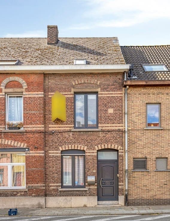 Te renoveren woning met tuin en garage achteraan