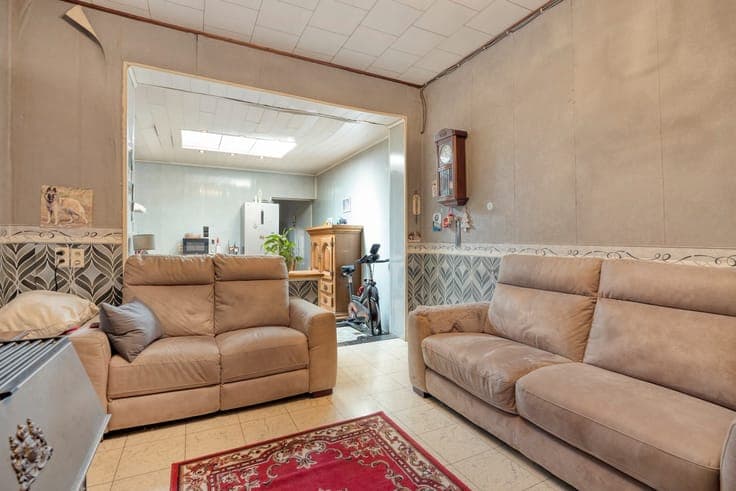 Te renoveren woning met tuin en garage achteraan