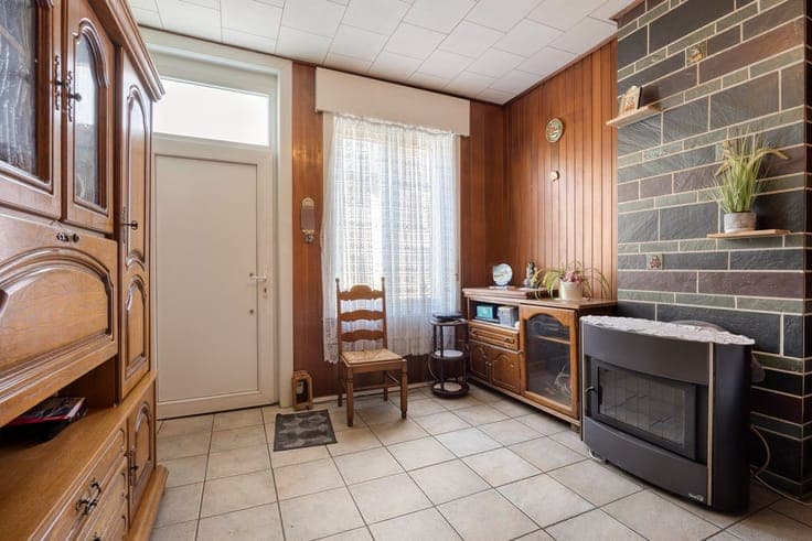 Te renoveren woning met tuin en garage achteraan