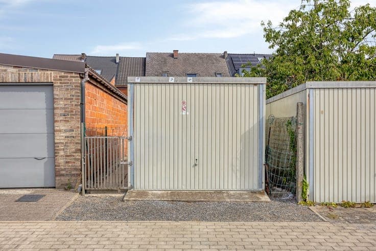 Te renoveren woning met tuin en garage achteraan