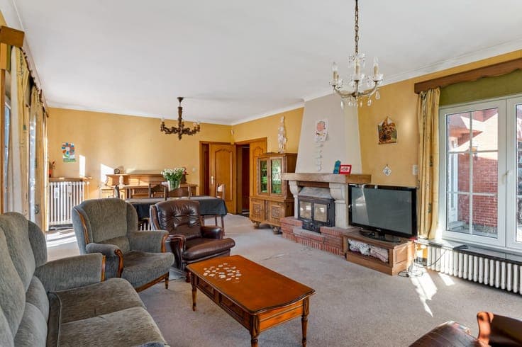 Te renoveren villa met 5 slpkrs op een perceel van 3908 m...