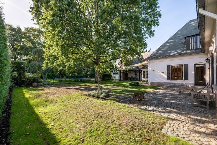 Ruime villa met 5 slpkrs, zwembad en handelsruimte op per...