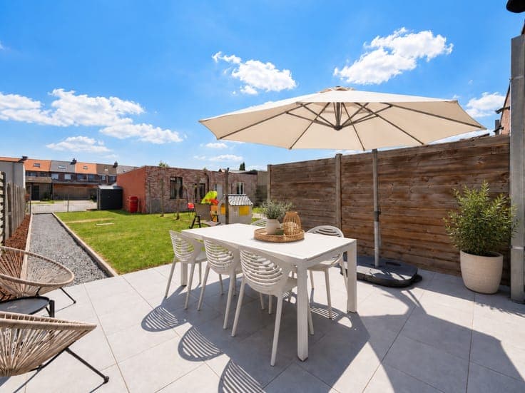Te koop, stijlvol gerenoveerde ruime woning met zonnige t...