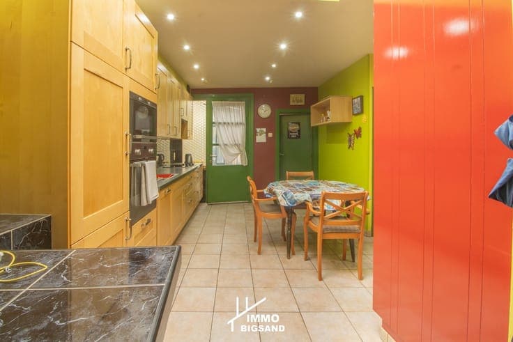 Zeer ruime woning te koop met 4 slaapkamers in Marke met ...