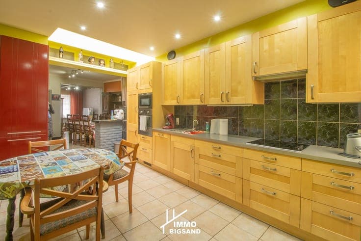 Zeer ruime woning te koop met 4 slaapkamers in Marke met ...
