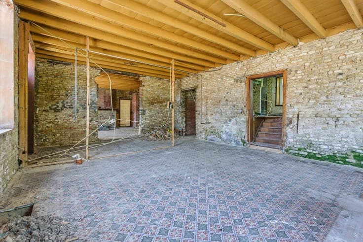 House to renovate with a lot of potential in Beauvoorde.